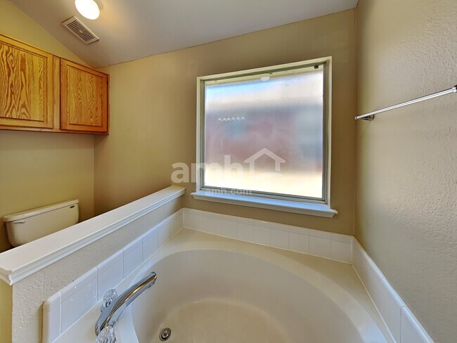 Building Photo - 737 Oak Dale Ave