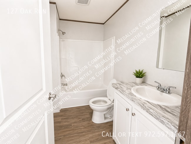 Building Photo - 127 Oak Run