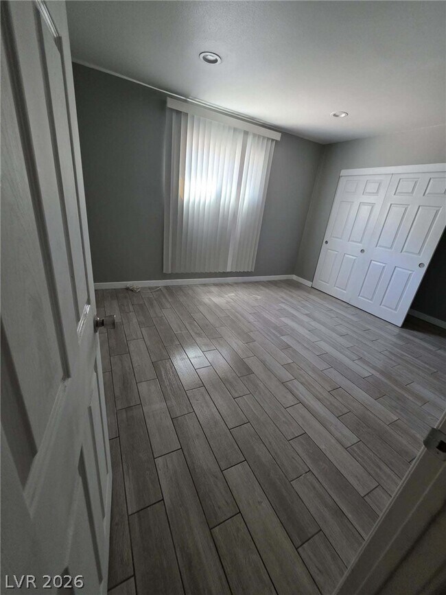 Building Photo - 1107 E Desert Inn Rd