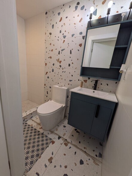 Building Photo - 28 E 47th St
