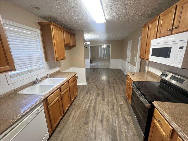 Building Photo - 2209 Swan Lake Ct