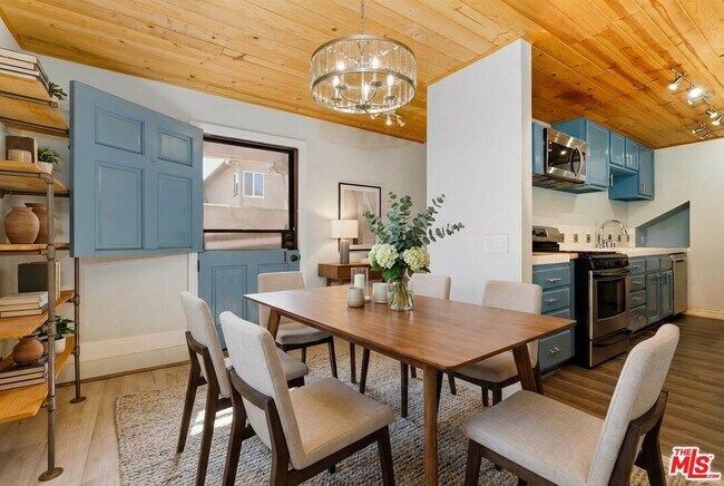 Building Photo - 1609 E Hillcrest Dr