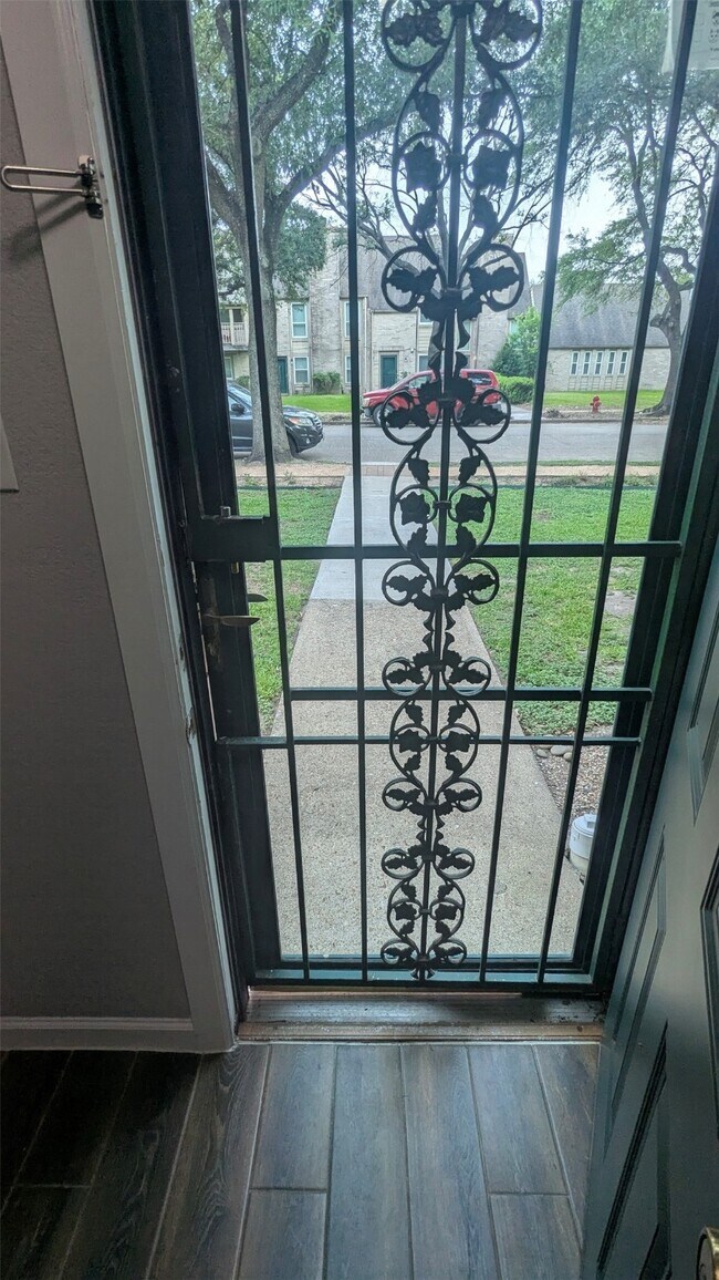 Building Photo - 2112 Greenbriar Colony Dr