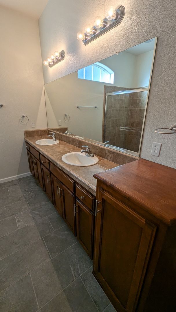 Building Photo - Immaculate 4 Bedroom 2.5 Bath Home in Sierra Meadows