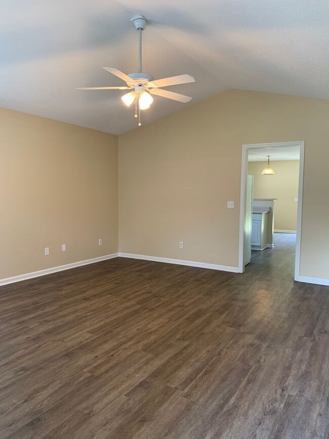 Building Photo - 3 Bedroom 2 Bath One Story House on Charte...
