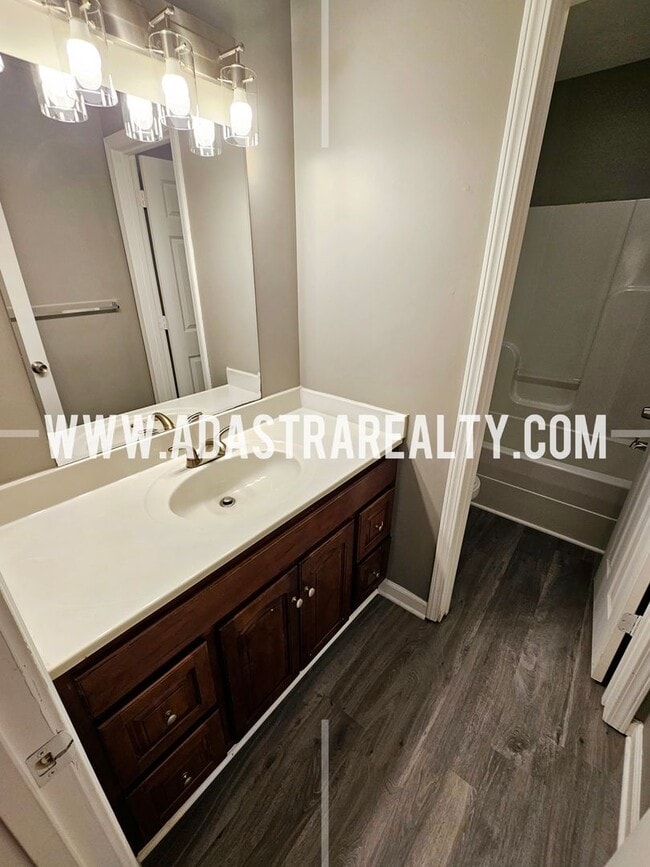 Building Photo - Very Spacious Townhome in West Olathe-Available in APRIL!!