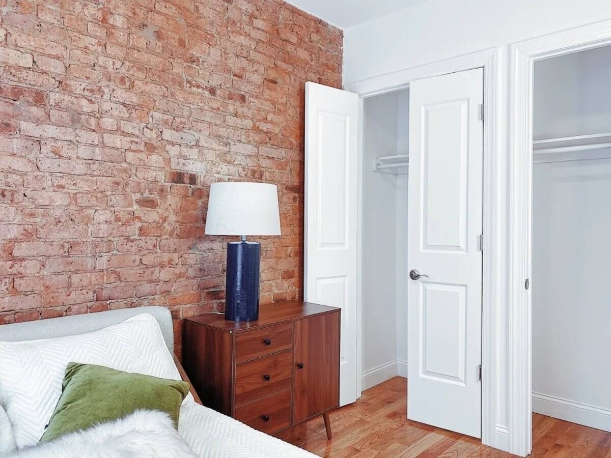 Building Photo - Furnished room/NOT APARTMENT