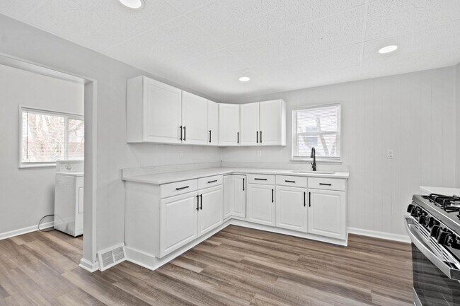 Building Photo - Stunning 3 bedroom home in Mt. Washington available August 1!