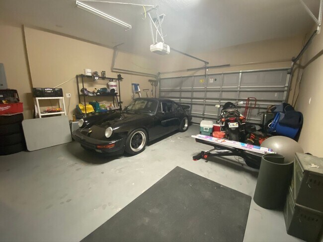 Building Photo - Fully Renovated Large 3 Bed 2.5 Bath 2 Car Garage Townhouse in Perfect Location