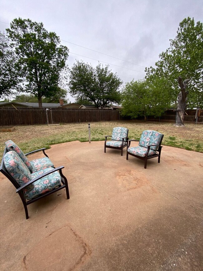 Building Photo - Great 3 Bedroom 2 Bathroom house with Bonu...