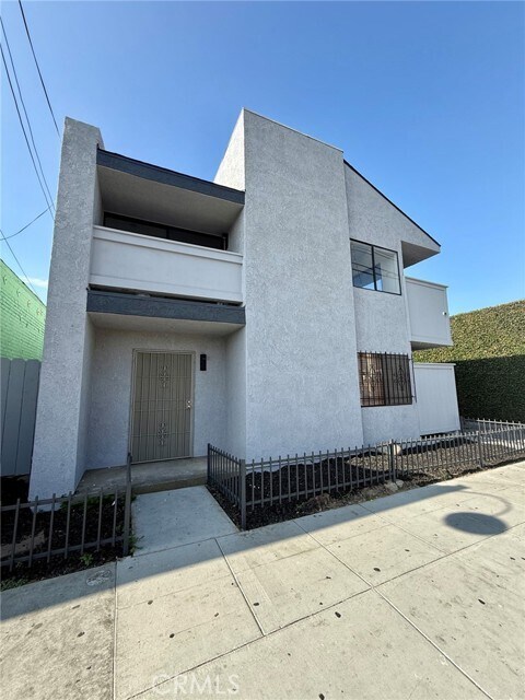 Building Photo - 2204 E 4th St