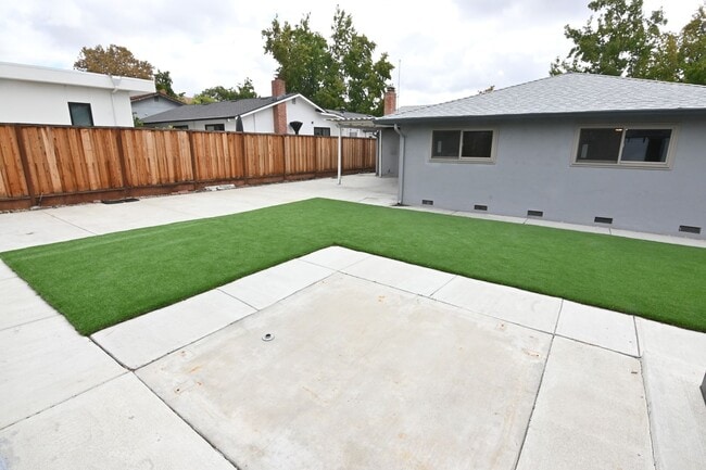 Building Photo - 1847 Yosemite Dr
