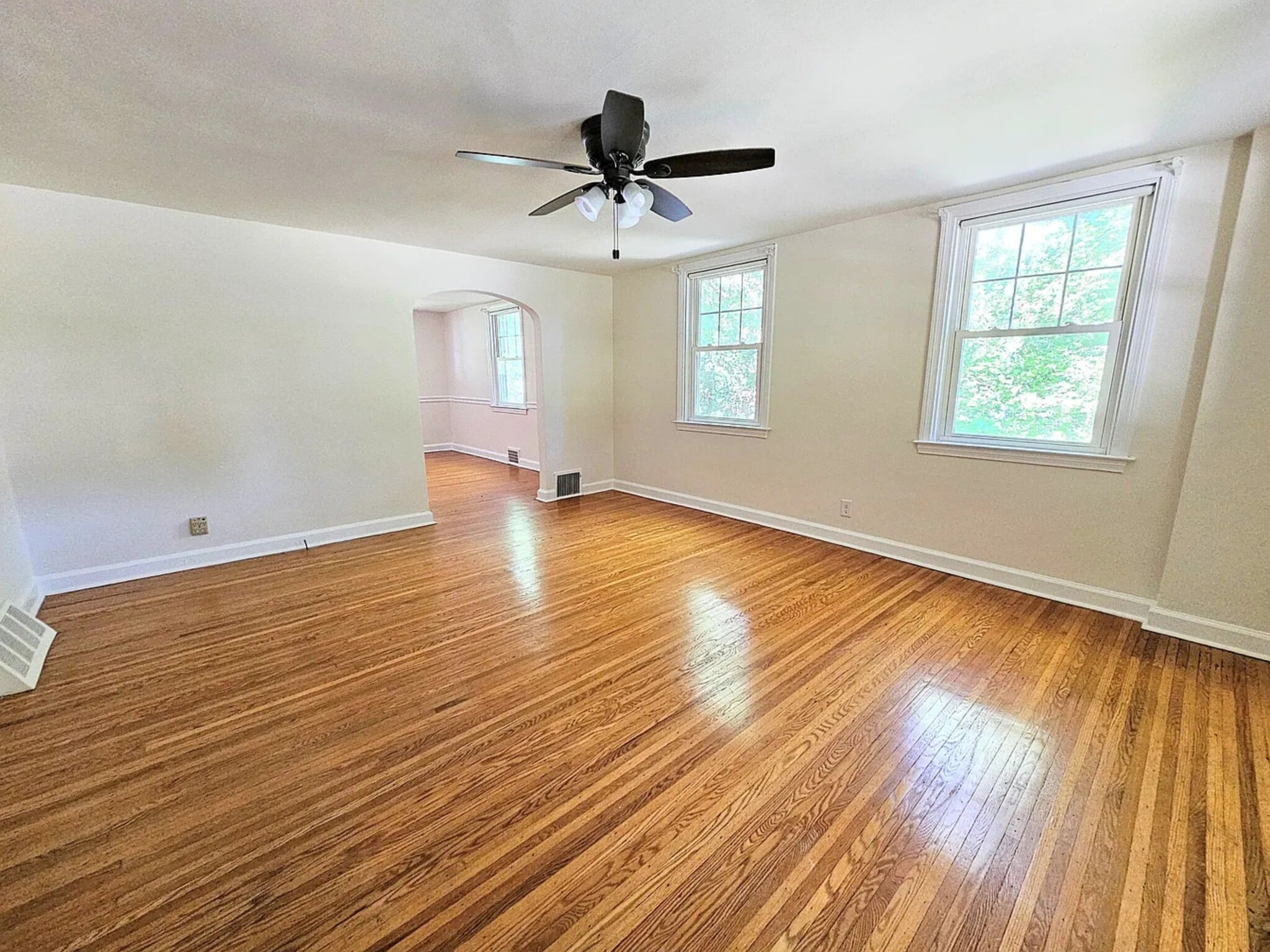 Building Photo - 738 E Railroad Ave