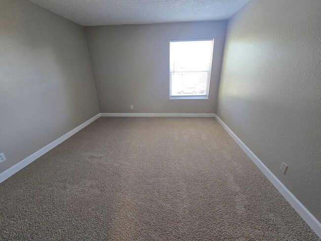 Building Photo - Sunny and Fresh One Bedroom Condo Available For Rent in Louisville!