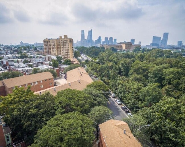 Building Photo - Gorgeous 2-Bedroom Townhome Near the Art Museum! One-Car Garage Included!