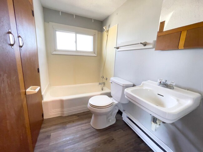 Building Photo - Preleasing for August 2026!! Studio Apartment Near Ball State's Campus & The Village!