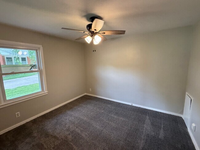 Building Photo - 802 Crestview Dr