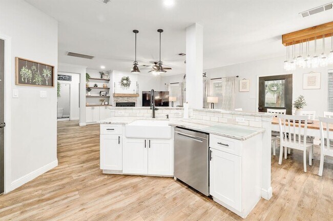 Building Photo - 3019 Plantation Dr