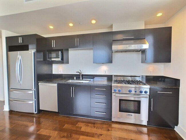 Building Photo - Gorgeous 2 Bedroom/2 Bathroom Condo for Rent at The 88 on the 17th Floor