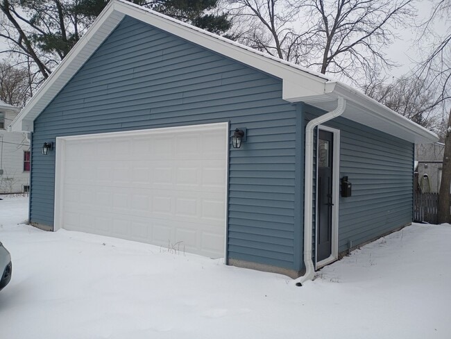 Building Photo - 3 Bed, 3 Bath, House