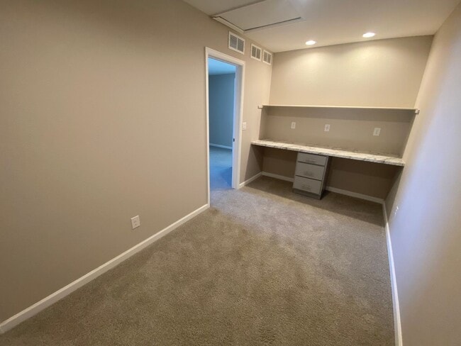 Building Photo - Spacious Englewood Home
