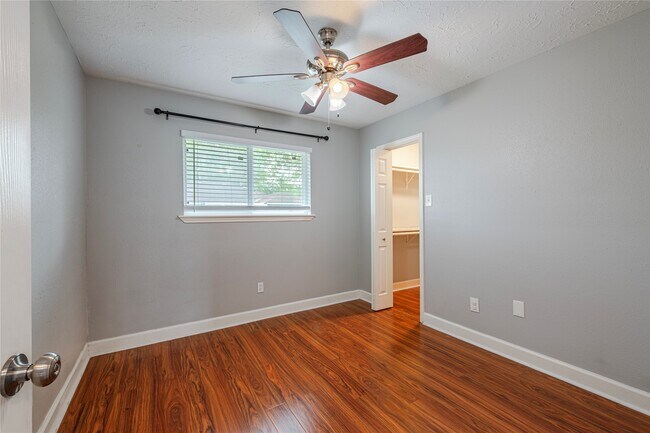 Building Photo - 407 Juniper Ct