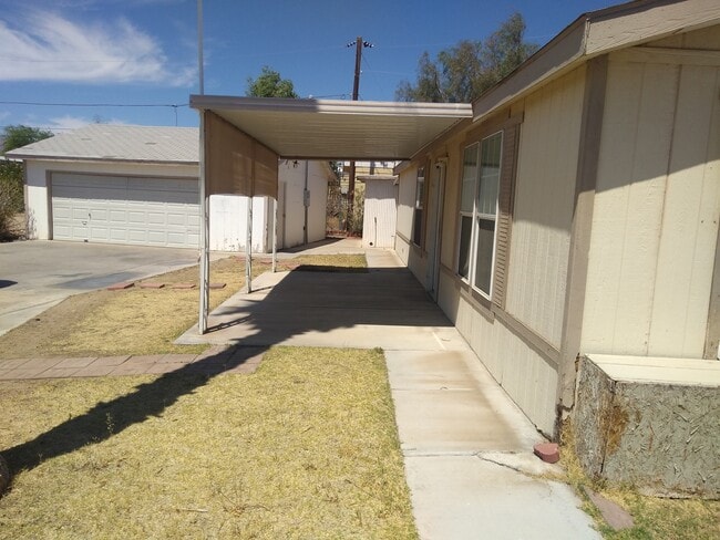 Building Photo - Double Wide on a Double Lot w/detached Gar...