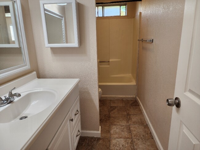 Building Photo - 725 Pope Dr