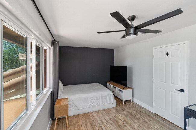 Building Photo - Bright spacious 3 bedroom 2 bath home in c...