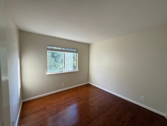 Building Photo - 5 bedrooms located in Redbridge Gated Community!