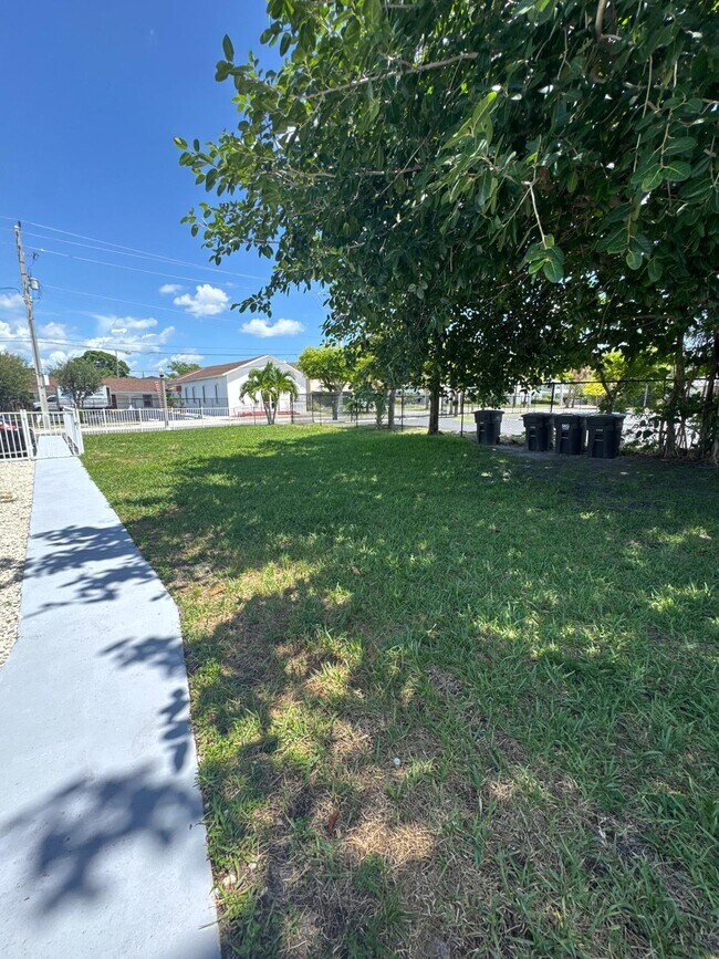 Building Photo - 914 3rd St