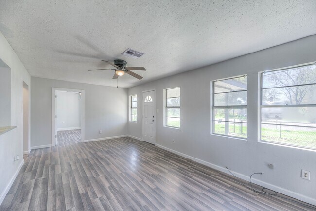 Building Photo - 615 E 1st St