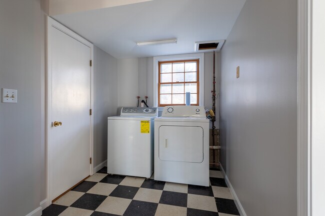 Building Photo - 4 Pheasant Ct