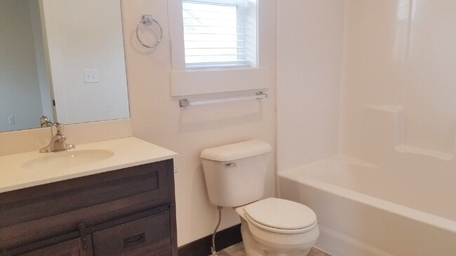 Building Photo - 2 bedrooms, 2 bathrooms