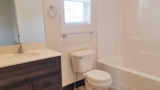 Building Photo - Beautiful 2 bed/2 bath with washer/dryer