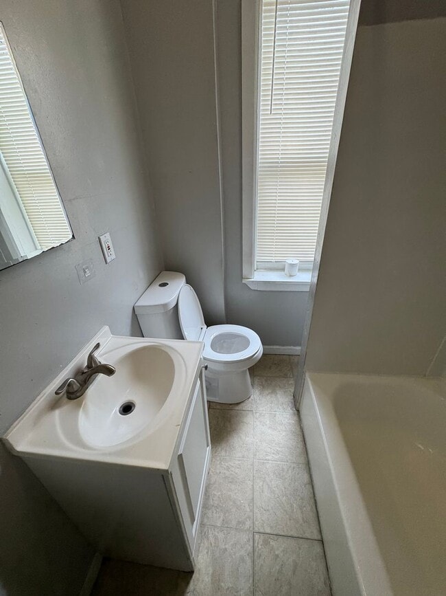 Building Photo - 2 bedroom 1 bath w/ an additional room