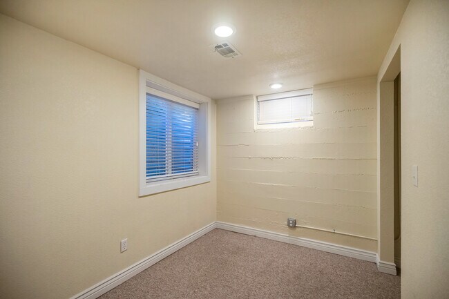 Building Photo - Amazing 4BR, 2BTH in Park Hill!!