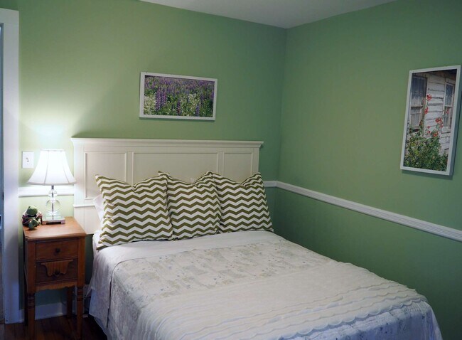 Building Photo - 40 Maidstone Ave