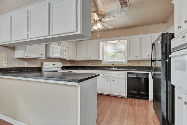 Building Photo - END OF JULY MOVE IN!!  Spacious 4 Bedroom 2 Bathroom Home with Huge Yard!