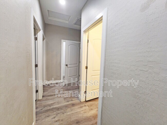 Building Photo - 1121 Sixshooter Ave