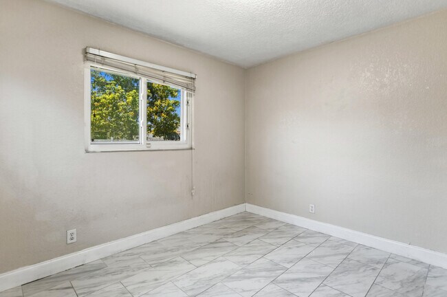 Building Photo - 2748 SW 46th Ct