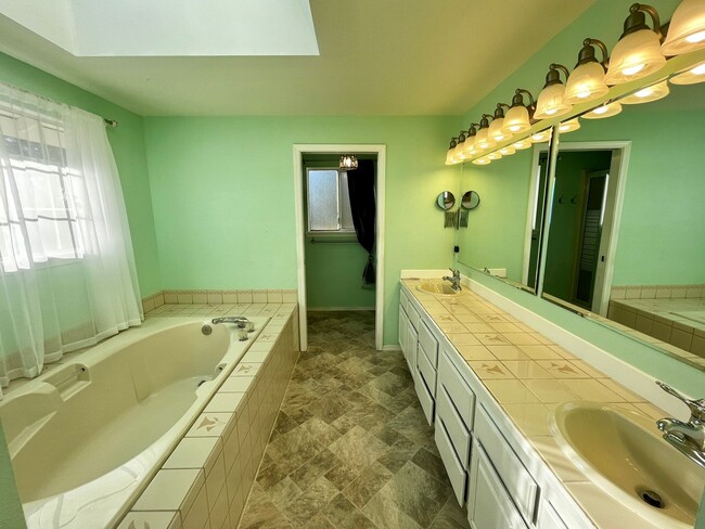 Building Photo - 4 Bedroom, 3 Car Garage Home in CK School ...