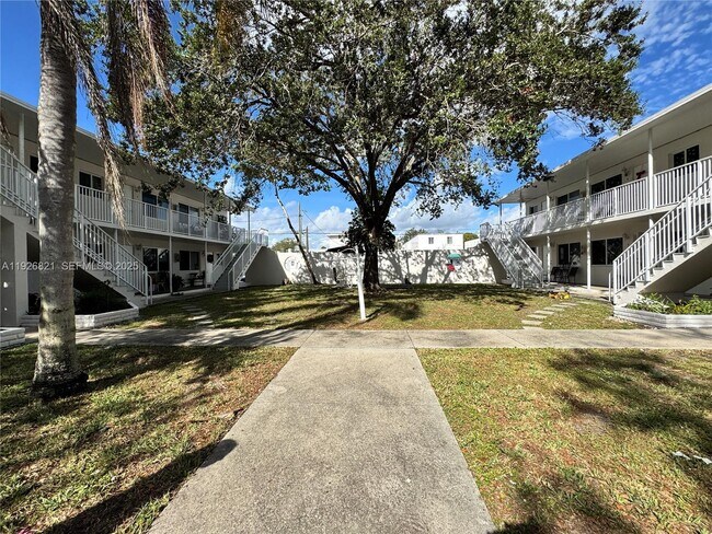 Building Photo - 261 Hibiscus Dr