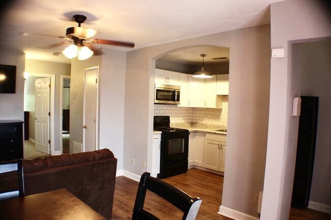 Building Photo - 1374 Bradley Dr