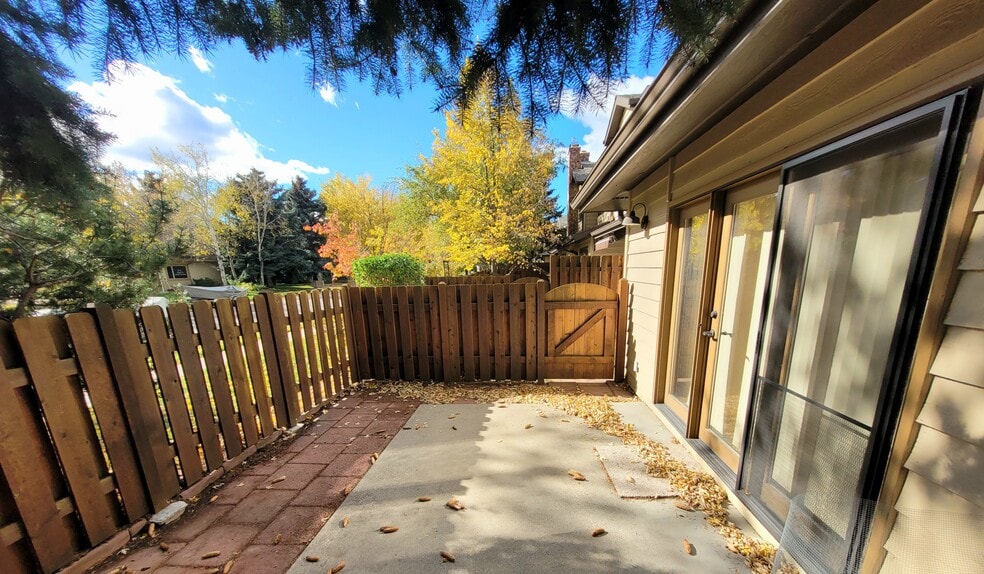 Sunny patio - 1711 W Koch St