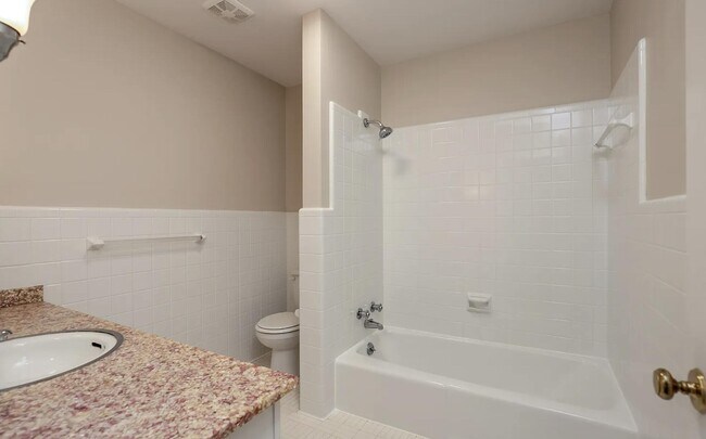 Building Photo - 305 Lakeshore Dr