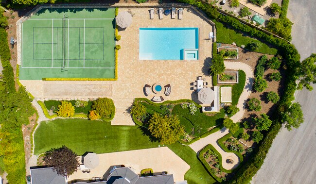 Building Photo - 743 Woodland Dr