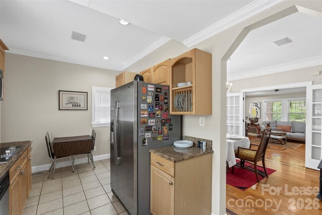 Building Photo - 703 S Summit Ave