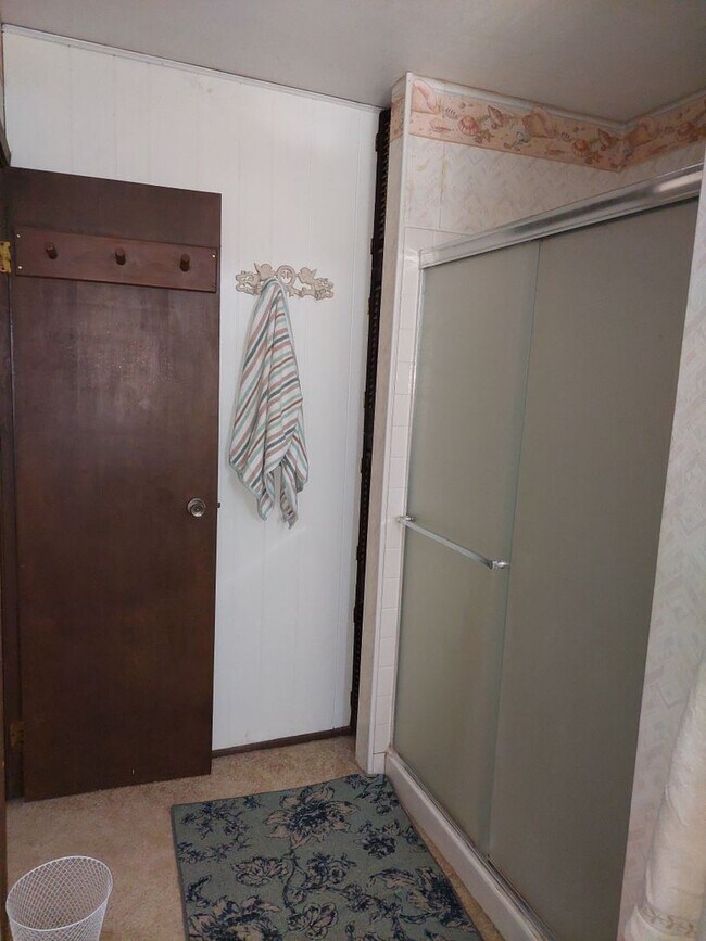 Building Photo - Large furnished 4 bedroom home with 2 car ...