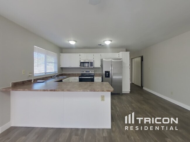 Building Photo - 1618 N Arrowhead Dr